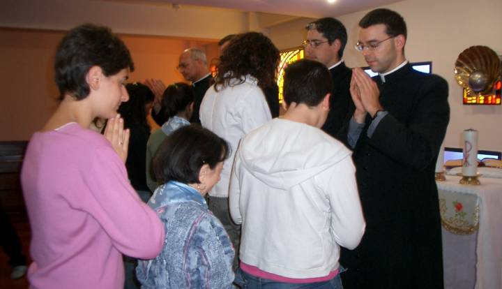 Gesù si alzò e disse loro: «Chi di voi è senza peccato, getti per primo la pietra contro di lei». E, chinatosi di nuovo, scriveva per terra. (Gv 8,7-8)