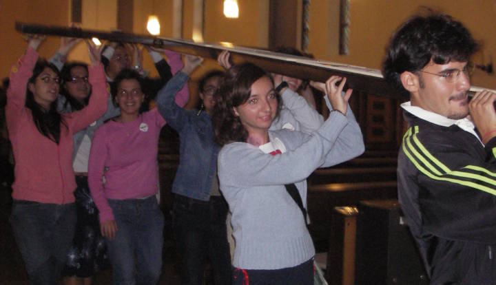 CON GESÙ A PORTARE LA CROCE